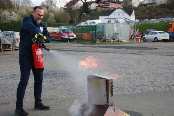 Bild: Bürgermeister Marco Schmidtke übt den Umgang mit dem Feuerlöscher