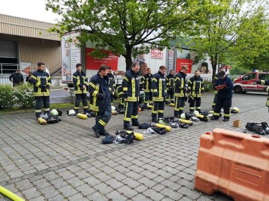 Bild: Freiwillige Feuerwehrleute üben mit Atemschutzgeräten