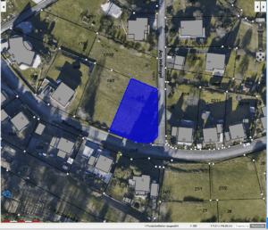 Bild: Kartenausschnitt, in dem der Bauplatz Holzhausen blau markiert wurde.